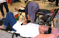 Wakapolres Kukar Kompol Winardi ikut mendonorkan darahnya usai buka puasa bersama