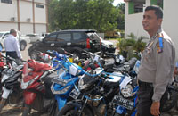 Kapolres Kukar AKBP Mukti Juharsa saat menunjukkan barang bukti sepeda motor yang berhasil diamankan