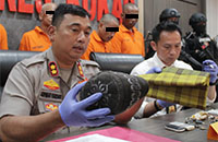 Kapolres Kukar AKBP Anwar Haidar menunjukkan barang bukti kopiah dan sarung yang dikenakan pelaku saat menggondol sepeda modor jamaah sholat Subuh 