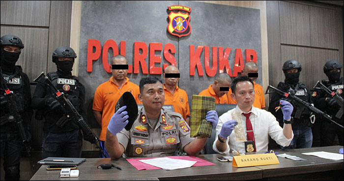 Kapolres Kukar AKBP Anwar Haidar dan Kasat Reskrim AKP Damus Asa menunjukkan barang bukti dari hasil pengungkapan kasus curanmor kelompok yang kerap beraksi saat Subuh