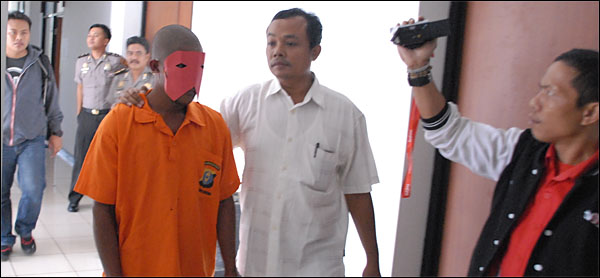 Tersangka pelaku penganiayaan bayi, Do (35), telah diamankan di Mapolres Kukar, Tenggarong