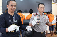 Kasat Resnarkoba AKP Suwarno dan Kapolres Kukar AKBP Fadillah Zulkarnaen menunjukkan barang bukti pil ekstasi dan sabu yang berhasil disita dari sindikat pengedar asal Samarinda
