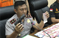 Wakapolres Kompol Indratmoko menunjukkan pistol airsoft dan poket sabu yang berhasil diamankan dari rumah tersangka