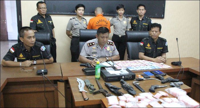 Wakapolres Kukar Kompol Indratmoko saat memberikan keterangan pers tentang pengungkapan kasus narkoba di Kecamatan Sanga-Sanga