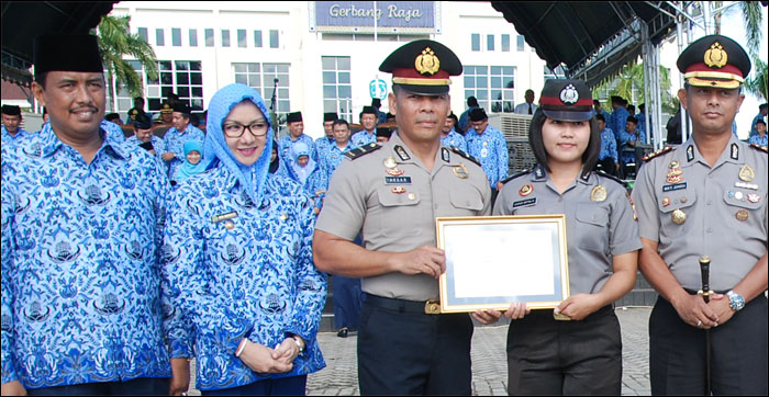 Bupati Rita Widyasari didampingi Wabup HM Ghufron Yusuf foto bersama Kapolres Kukar AKBP Mukti Juharsa dan jajarannya  