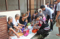 Petugas memeriksa seluruh barang bawaan masing-masing tahanan