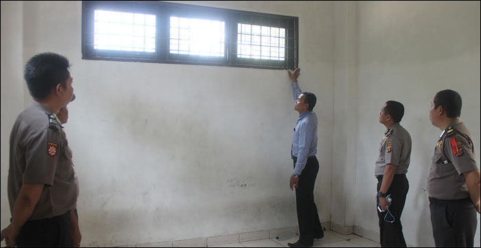 Tak ingin ada tahanan kabur seperti di Kutai Timur, aparat Polres Kukar melakukan pemeriksaan ruang tahanan serta menambahkan teralis