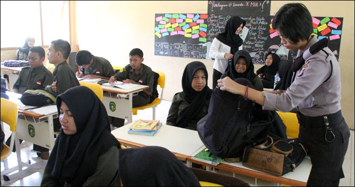 Suasana razia barang bawaan para pelajar di lingkungan SMAN 2 Tenggarong, Rabu (28/09) kemarin