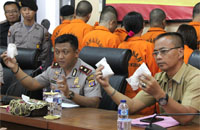 Wakapolres Kukar Kompol Indratmoko dan Kasat Resnarkoba AKP Suwarno menunjukkan barang bukti sabu dan pil koplo yang berhasil diamankan