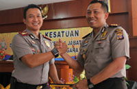 Kapolres Kukar yang baru AKBP Fadillah Zulkarnaen (kiri) usai menerima memori kerja dari pejabat lama AKBP Handoko