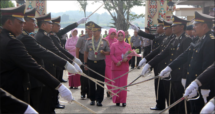 Kapolres Kukar AKBP Fadillah Zulkarnaen dan istri disambut prosesi Pedang Pora saat memasuki halaman Mapolres Kukar di Tenggarong, Sabtu (14/05) lalu