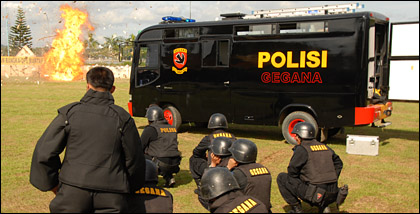 Tim Gegana Brimob Polda Kaltim meledakkan bom dari kejauhan