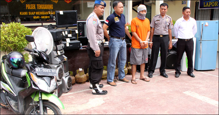 Petugas Polsek Tenggarong berhasil meringkus Fa, oknum PNS yang telah beraksi melakukan pencurian dalam setahun terakhir di Tenggarong