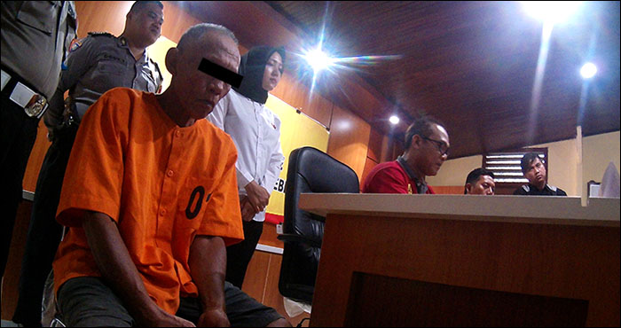 Warga Tenggarong Seberang yang sudah uzur ini harus berurusan dengan polisi lantaran tega menggagahi anaknya yang masih berusia 6 tahun 