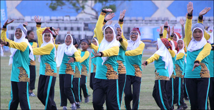 Ratusan pelajar Tenggarong melakukan latihan terakhir Senam Jepen dalam gladi bersih pembukaan Popprov Kaltim di Stadion Rondong Demang, Tenggarong, Kamis (01/09) kemarin
