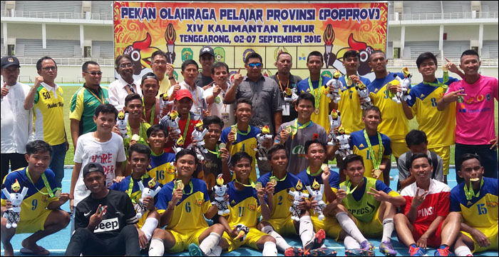 Tim sepakbola Kukar bersama jajaran pengurus PSSI Kukar usai meraih medali emas cabor sepakbola pada Popprov Kaltim XIV/2016 