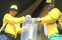Asisten III Bidang Kesra Setprov Kaltim Bere Ali menyerahkan piala bergilir Juara Umum Popprov kepada Wabup Kukar Edi Damansyah untuk diperebutkan kembali
