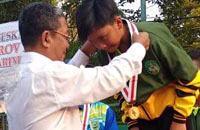 Kontingen Kukar saat menerima medali emas Tenis Beregu Putra