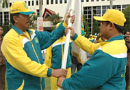 Wabup HM Ghufron Yusuf menyerahkan bendera kontingen kepada Plt Ketua KONI Kukar Abdul Rasyid