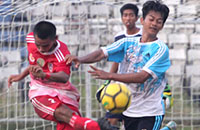 Bek Kukar Rahman (kiri) menyapu bola dari daerah pertahanannya