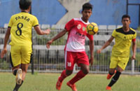 Striker Kukar, Agus Santosa, mencetak gol pembuka keunggulan ketika laga babak pertama baru berjalan 8 menit