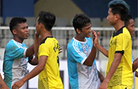 Balikpapan (biru-putih) harus puas bermain imbang 1-1 dengan Paser (kuning) pada kualifikasi cabor Pra Porprov di Tenggarong