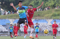 Striker Kukar Agus Santosa terlibat duel di udara dengan pemain PPU