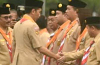 Presidem RI Jokowi menyalami Bupati Rita Widyasari usai menyerahkan Satya Lencana Melati
