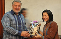 President & CEO VICO Indonesia Gunther Newcombe menerima cenderamata dari Bupati Rita Widyasari
