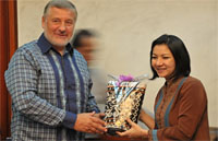 President & CEO VICO Indonesia Gunther Newcombe menerima cenderamata dari Bupati Rita Widyasari