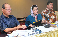 Bupati Kukar Rita Widyasari saat memberikan arahan sebelum dimulainya presentasi metode perebahan pylon oleh 3 perusahaan