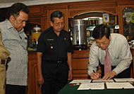 Disaksikan Sekkab HAPM Haryanto Bachroel, Direktur Utama  PT El John Tirta Emas Wisata, Johnnie Sugiarto, menandatangani surat perjanjian kerjasama dengan Pj Bupati Sulaiman Gafur