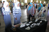 Pengunjung menyaksikan pernak pernik yang menjadi koleksi Pusat Informasi Budaya Dayak