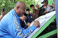 Plt Bupati Edi Damansyah bersama Ketua DPRD Kukar Salehuddin menggoreskan kuas pada kanvas menandai 