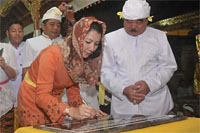 Bupati Rita Widyasari menandatangani prasasti pembangunan beberapa bangunan penunjang di Pura Payogan Agung