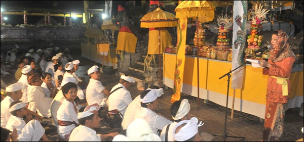 Bupati Kukar Rita Widyasari saat menyampaikan sambutannya dalam rangka piodalan Pura Payogan Agung