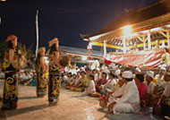 Suguhan Tarian Dayak turut menyemarakkan upacara Piodalan Pura Payogan Agung Kutai