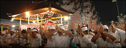 Umat Hindu se-Kaltim saat melakukan persembahyangan bersama dalam rangka peringatan hari jadi Pura Payogan Agung Kutai