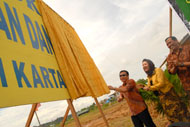 Bupati Kukar Rita Widyasari didampingi Ketua DPRD Salehudin dan Wabup Ghufron Yusuf  membuka selubung papan nama lokasi pembangunan Pusat Perkantoran dan Bisnis
