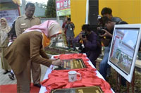 Bupati Rita Widyasari menandatangani prasasti peresmian gedung baru Puskesmas Rapak Mahang