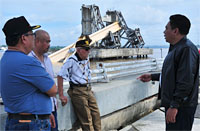 Kapolres Kukar AKBP IGKB Harryarsana (kanan) hadir di lokasi reruntuhan bersama Kepala BPBD H Darmansyah, Plt Sekkab Edi Damansyah dan Sultan Kutai HAM Salehoeddin II