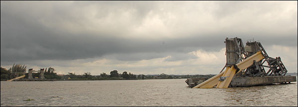 Kondisi reruntuhan Jembatan Kartanegara setelah pylon tanpa sengaja roboh sendiri, Minggu (25/11) siang