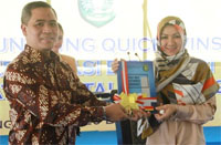 Wamen PAN RB EKo Prasojo menerima buku Road Map Reformasi Birokrasi Kukar dari Bupati Rita Widyasari