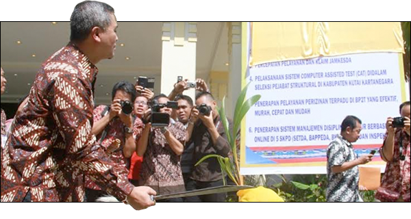 Wamen PAN RB Eko Prasojo meresmikan program Quick Wins Reformasi Birokrasi Kukar ditandai dengan pemotongan tali pembuka selubung papan 6 program Quick Wins