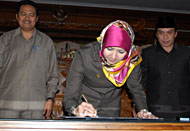 Bupati Rita Widyasari menandatangani berita acara pengesahan RAPBD Kukar 2011