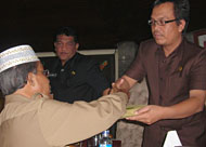 Ketua Fraksi Golkar H Hermain menyerahkan dokumen Pandangan Umum kepada Ketua DPRD Kukar Rachmat Santoso