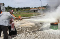 Karyawan RSUD AM Parikesit saat mempraktekkan cara menggunakan APAR untuk memadamkan kobaran api