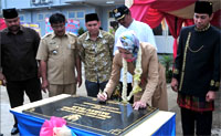 Bupati Kukar Rita widyasari menandatangangi prasasti peresmian operasional RSUD Dayaku Raja di Kecamatan Kota Bangun, Rabu (13/03) lalu