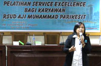 Ketua Tim Pemateri, Dra Liestianingsih MSi, saat menyampaikan pemaparannya