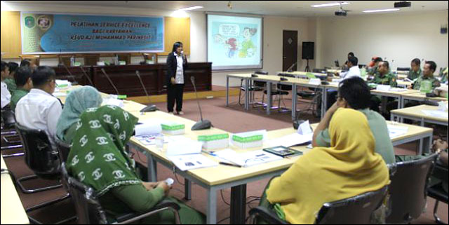 Suasana pelatihan Service Excellence yang diikuti karyawan RSUD AM Parikesit Tenggarong 